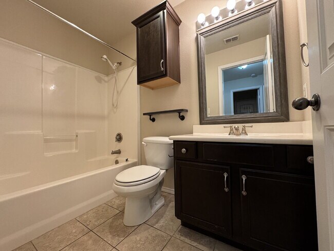 Building Photo - Elegant 3-Bedroom Haven in Quincy Park
