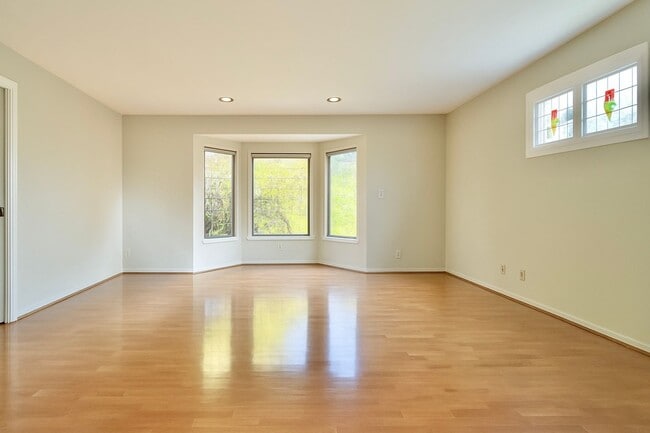 Building Photo - Updated MCM Gem in Adams Point