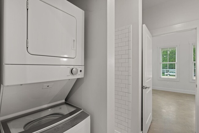 Building Photo - Like New! 2 bedroom 2 bathroom cottage sty...