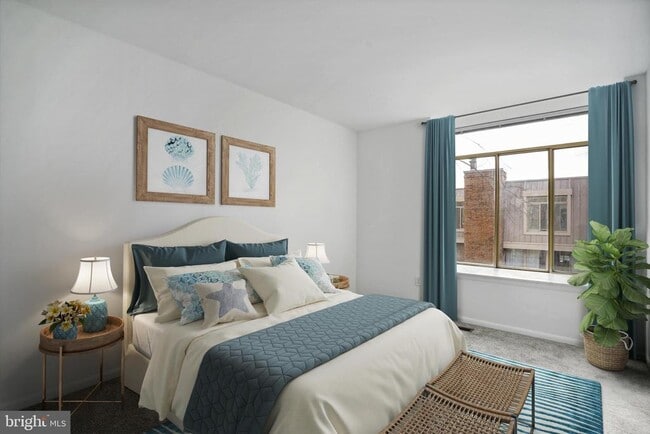 Building Photo - 642 15th St S