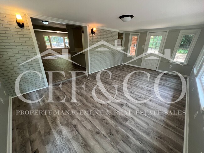 Building Photo - 421 Zellen Dr