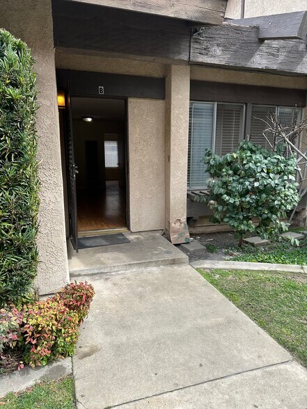 Building Photo - 1082 W Pine St