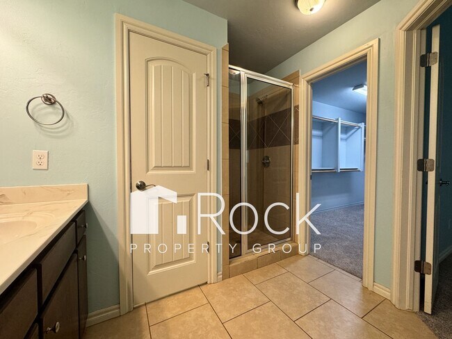 Building Photo - 3 Bedroom Home in North Norman with New Carpet **Move in by January 1st and enjoy HALF OFF your f...