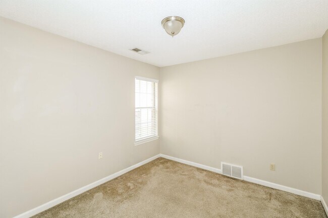 Building Photo - 1602 Far Dr