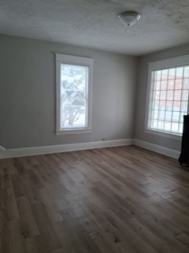 Building Photo - 913 E Washington St