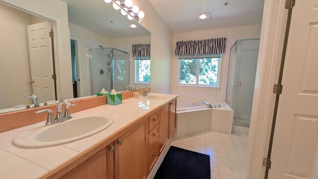 Building Photo - Bothell / Woodinville 2 Bedroom Townhome with Den and AIR-CONDITIONING