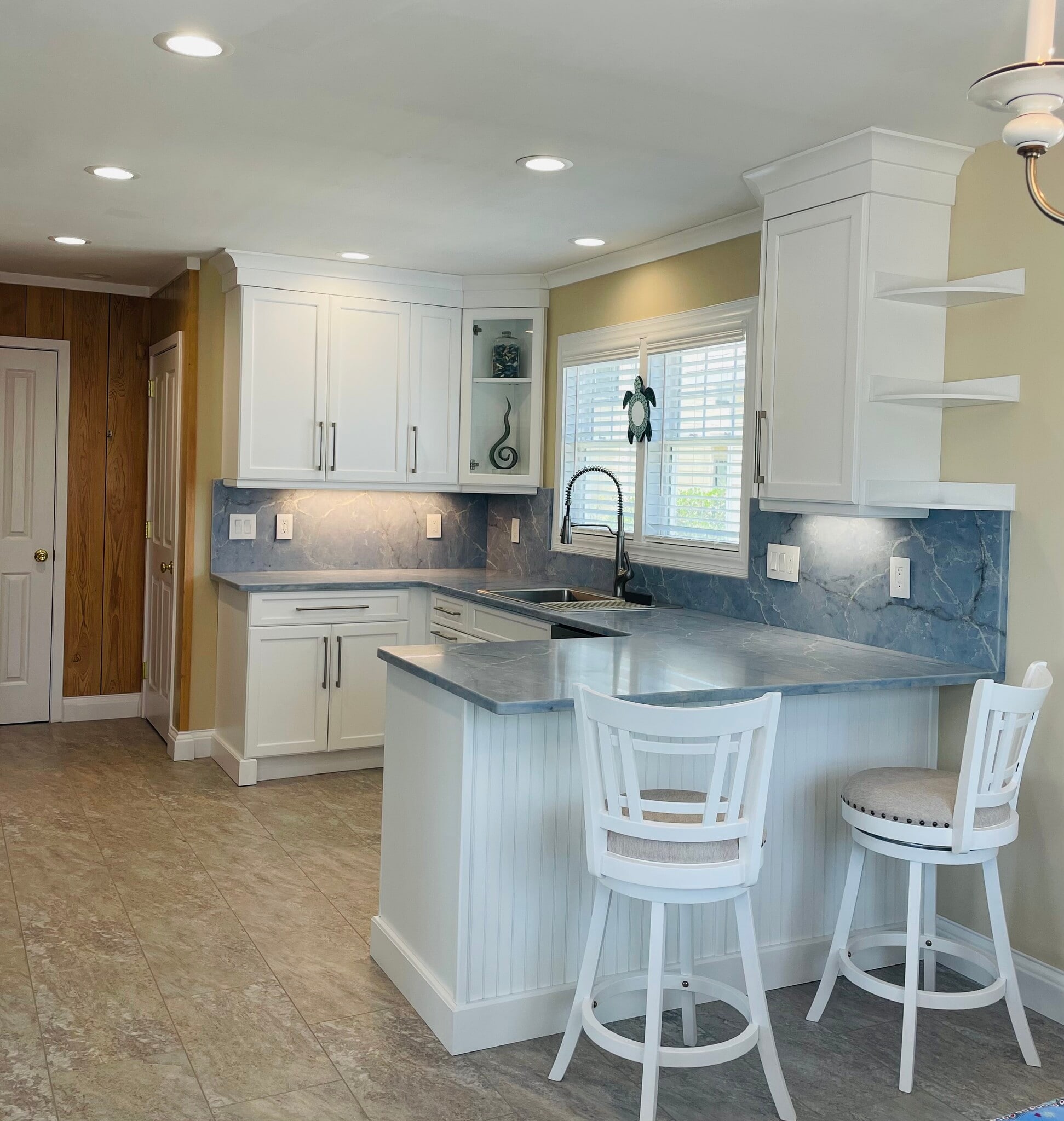 Kitchen Bar - 101 Lumina Ave N