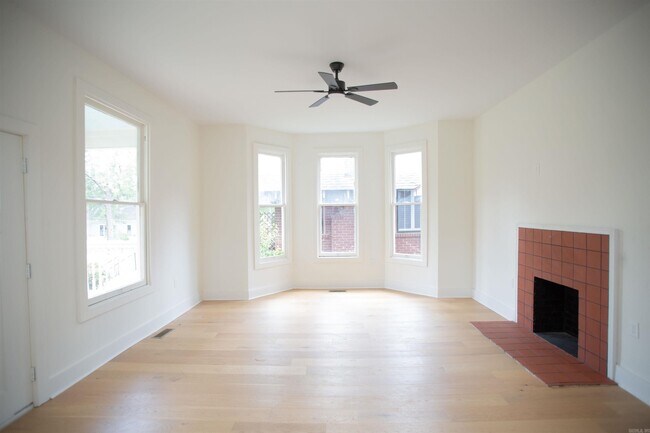 Building Photo - 1704 S Park St