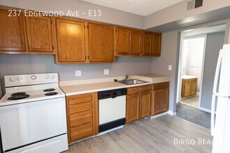 Building Photo - 2 Bedroom Apartment in Pittsburgh! Great L...