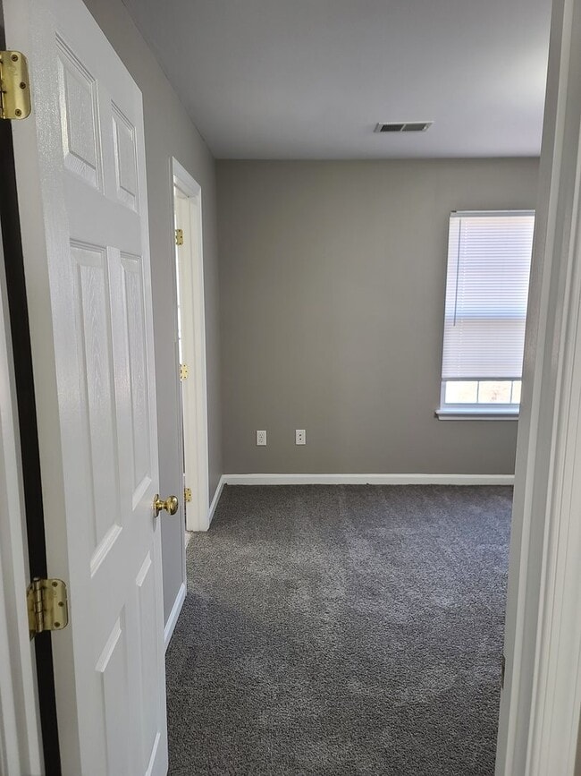 Building Photo - 3 Bedroom 2 1/2 bath Townhome for Rent in ...