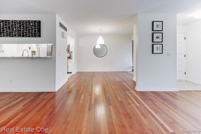 Building Photo - 1631 S Hill Blvd