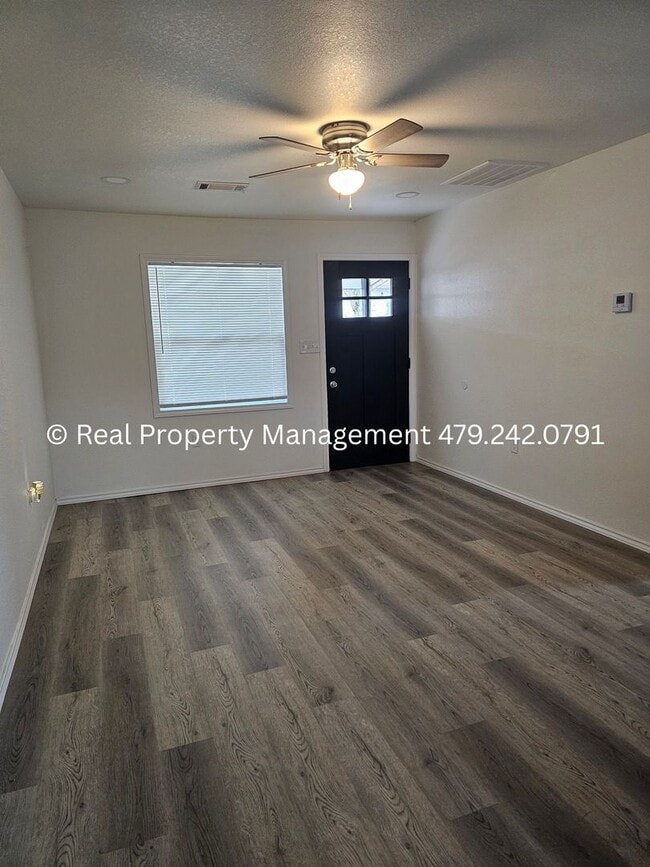 Building Photo - 407 Hemlock St