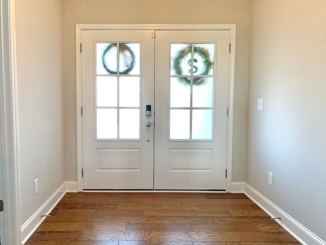 Building Photo - 585 Dexter Dr