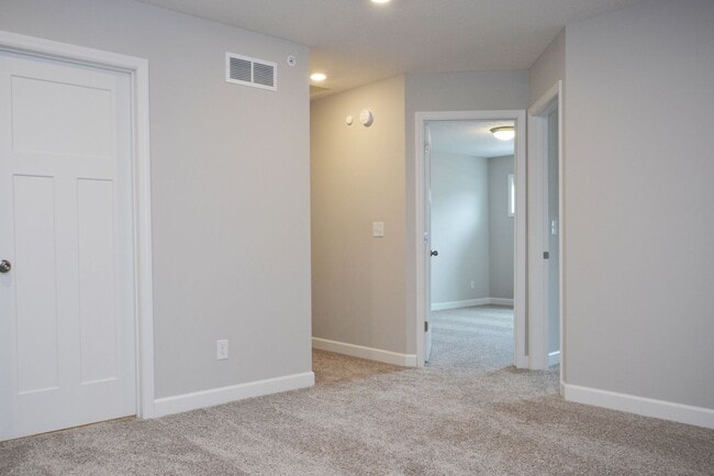 Building Photo - Beautiful 3-Bed 3-Bath Townhome in Blaine!