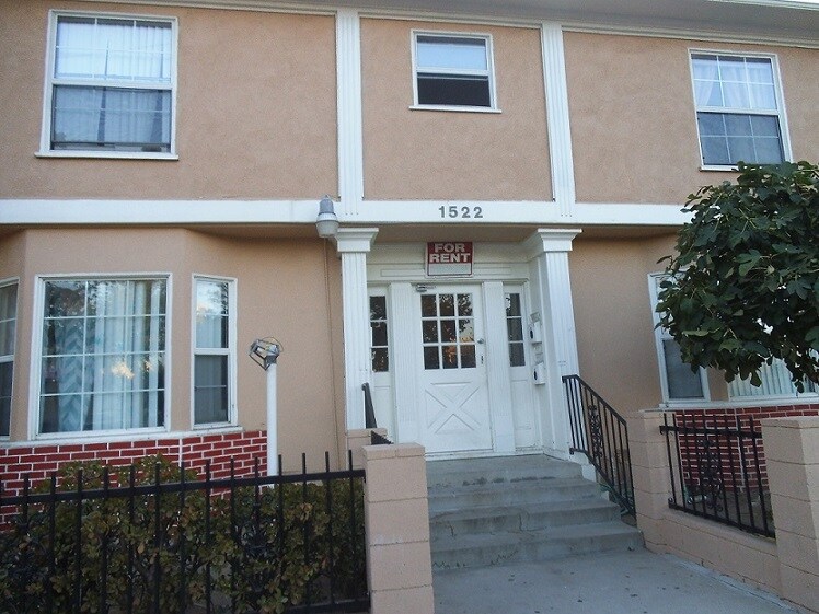 Building Photo - 1522 N Sycamore St