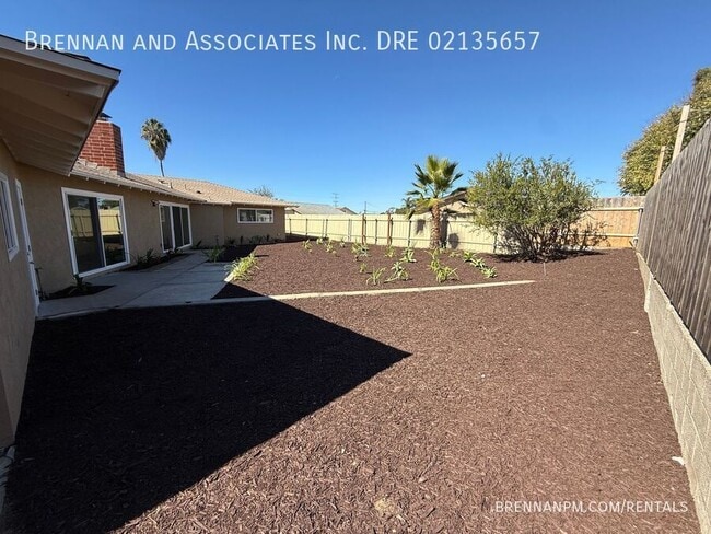 Building Photo - 35 Flower St