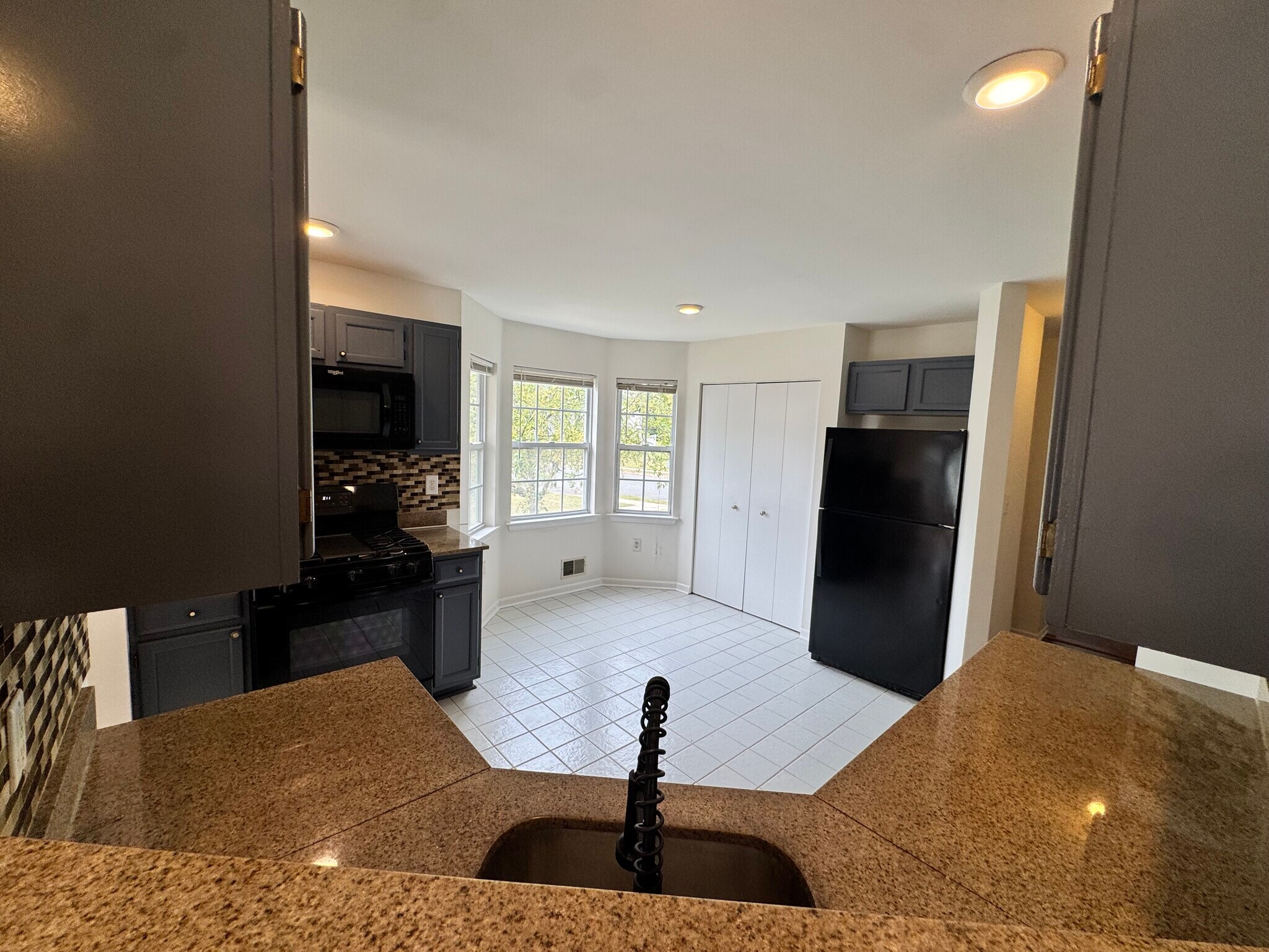 Building Photo - 305 Cobblestone Ct