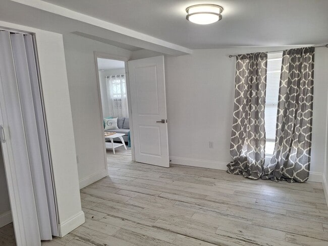 Building Photo - 1BR 1BA - NSB