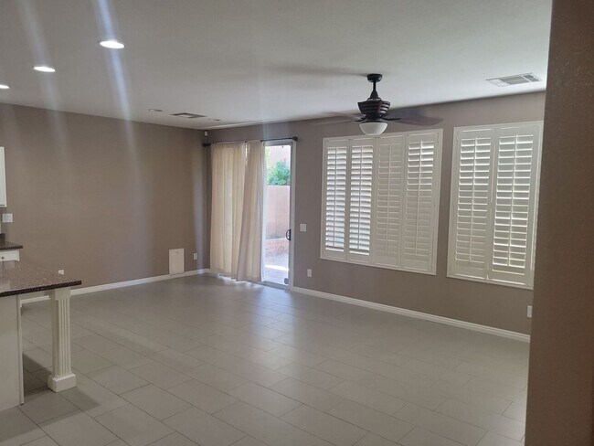 Building Photo - Spacious 3 Bedroom Home with Garage & Soak...