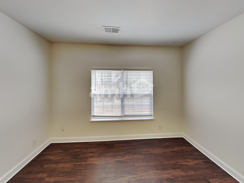 Building Photo - 1684 Woods Ln