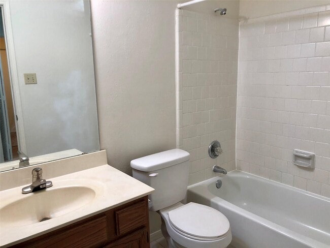 Building Photo - 15650 Pebble Lake Dr