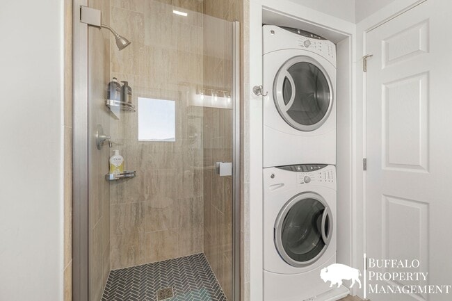 Building Photo - Brand new fully furnished home available f...