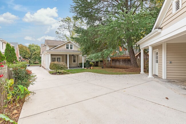 Building Photo - Beautiful Home in Dilworth