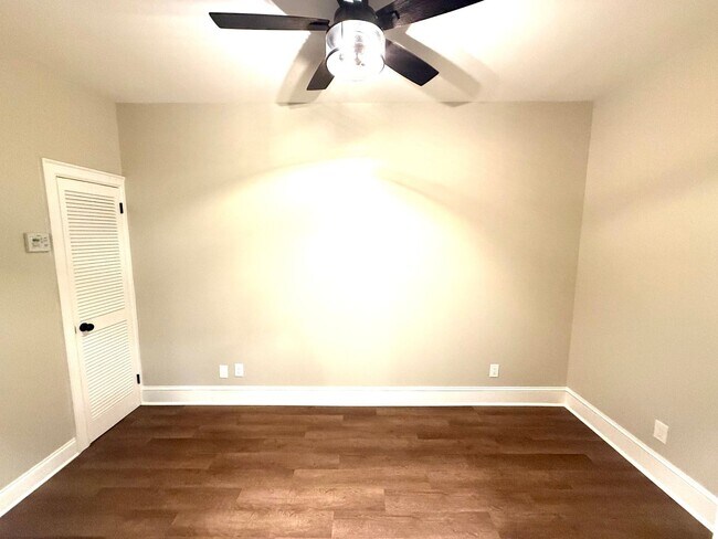 Building Photo - ** 4 Bed 3 Bath located in Old Cloverdale ** Call 334-366-9198 to schedule a self-tour