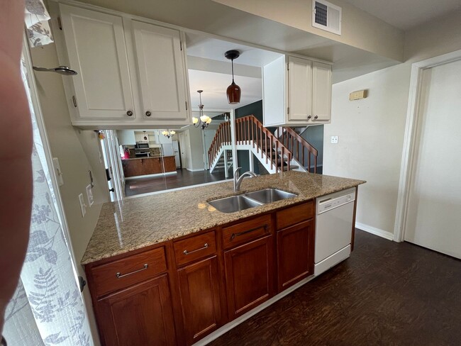 Building Photo - Townhome in Gated Community