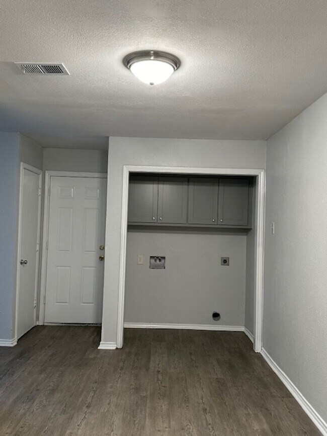 Building Photo - PEPERPORT.3913-3915
