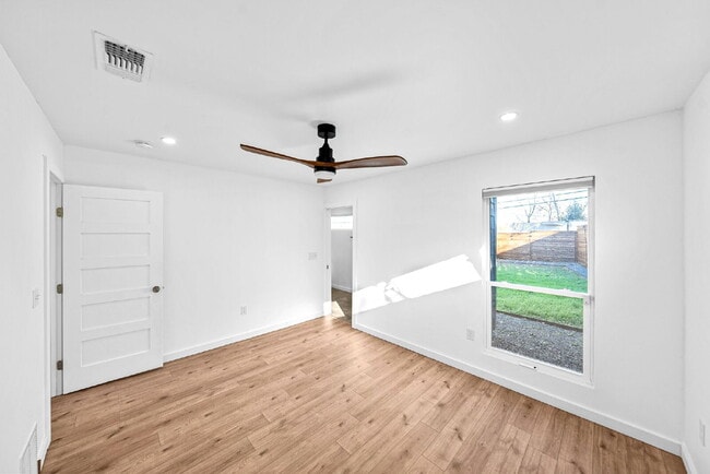 Building Photo - Gorgeous New Remodel with a Bright and Open Floorplan