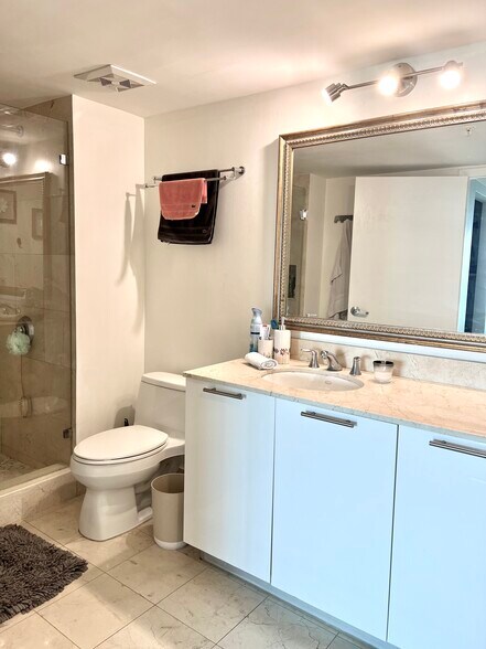 Bathroom - 1800 N Bayshore Dr