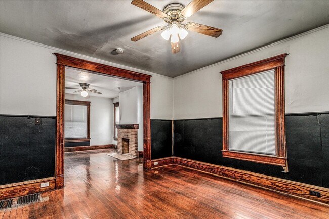 Building Photo - 912 E 31st St