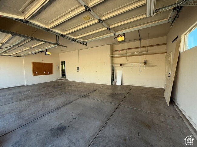 Building Photo - 2596 Hidden Canyon Dr