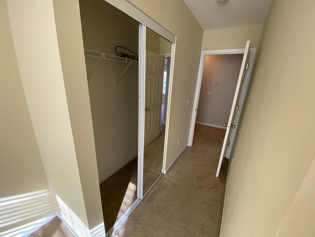 Building Photo - Room in House on Spindlewood Ct
