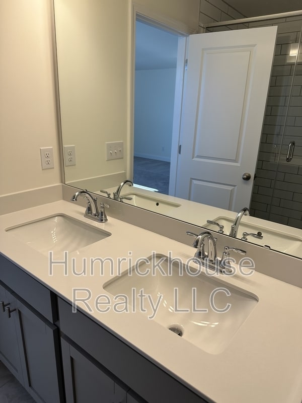 Building Photo - 1027 S Point Rd