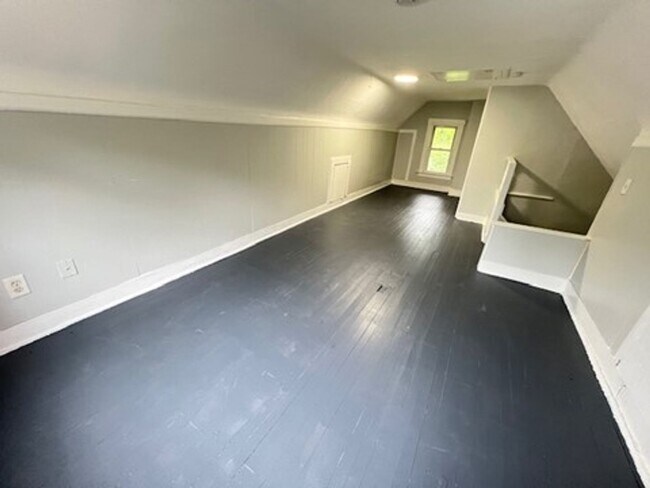Building Photo - Charming 3 bedroom house