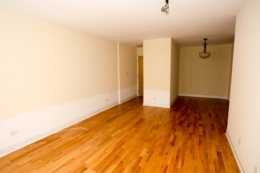 Building Photo - 630 W Wrightwood Ave