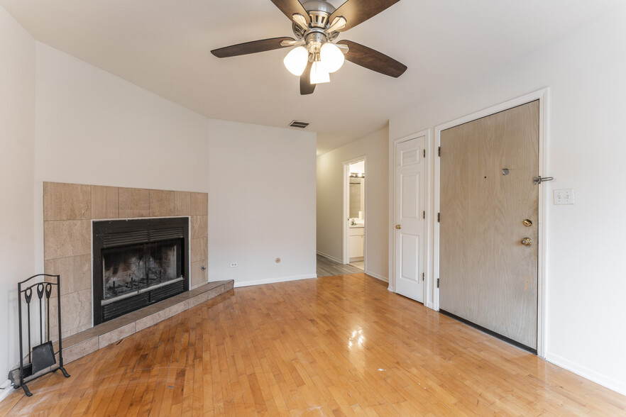 Building Photo - 845 N Hoyne Ave