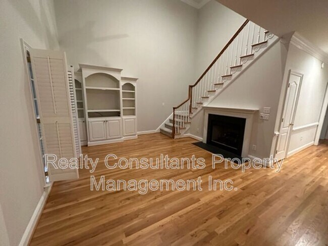 Building Photo - 11 Park Village Ln