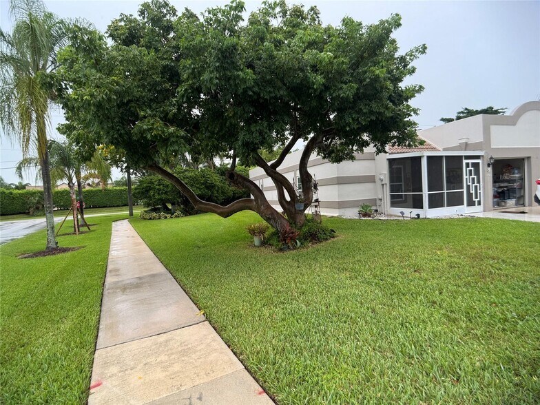 Building Photo - 9245 Flynn Cir