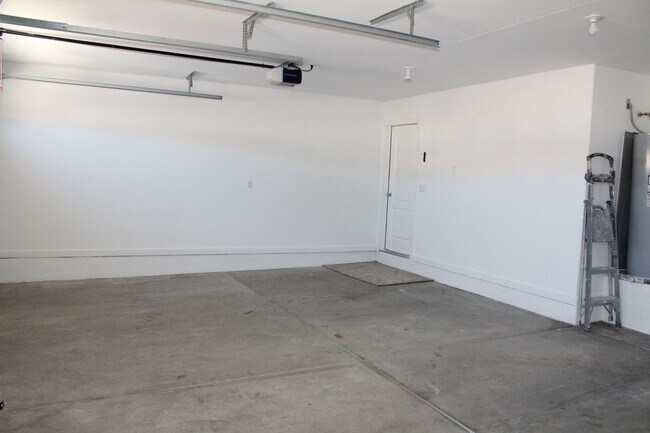 Building Photo - 3 Bedroom 2 Bathroom 3 Car Boat Deep Garag...