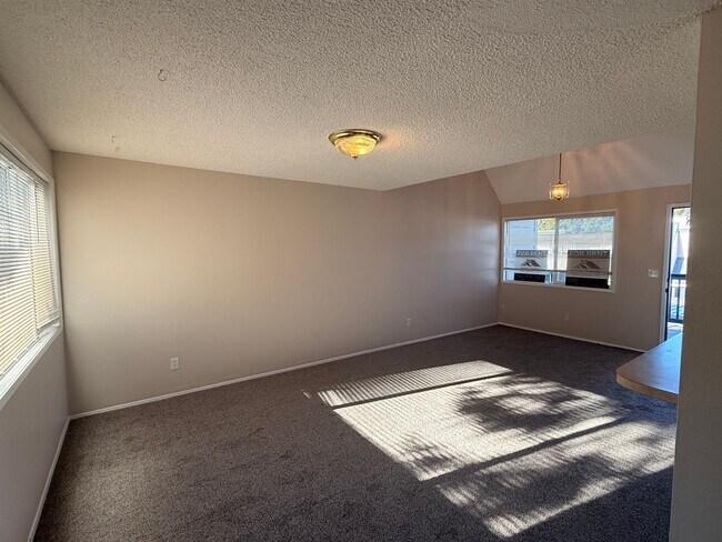Building Photo - Spacious 1 Bedroom Duplex, Great Location, W/D In Unit, Bright Living Space!!