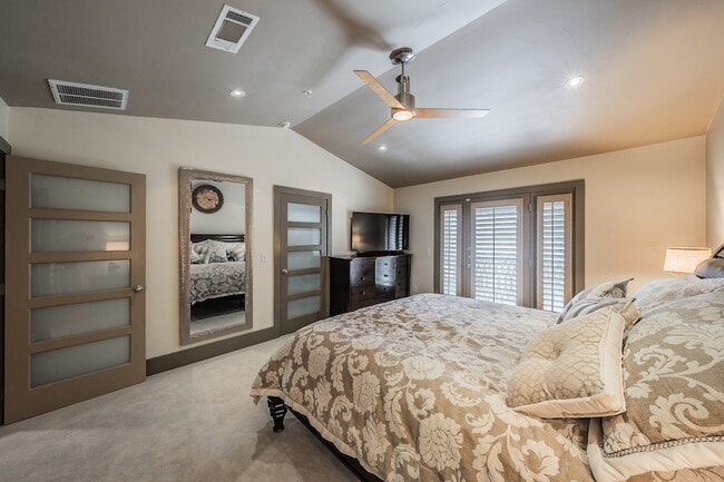Building Photo - 6350 Oriole Dr