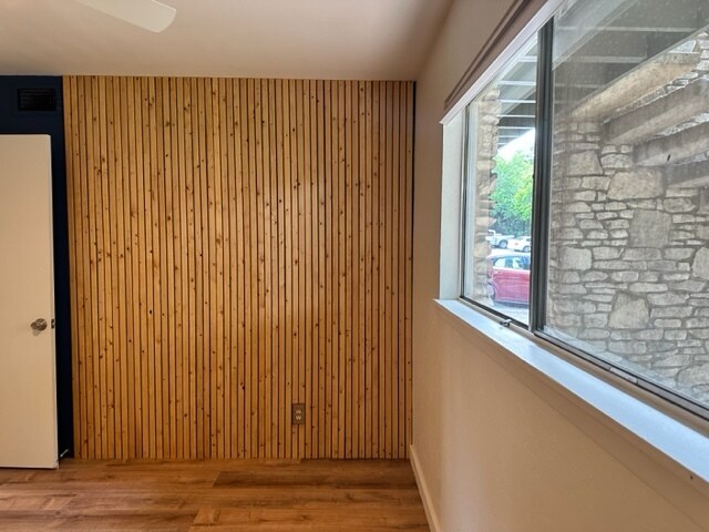 Building Photo - 1304 Mariposa Dr