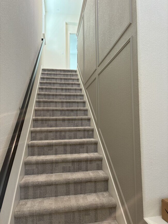 Building Photo - Beautiful Roseville House