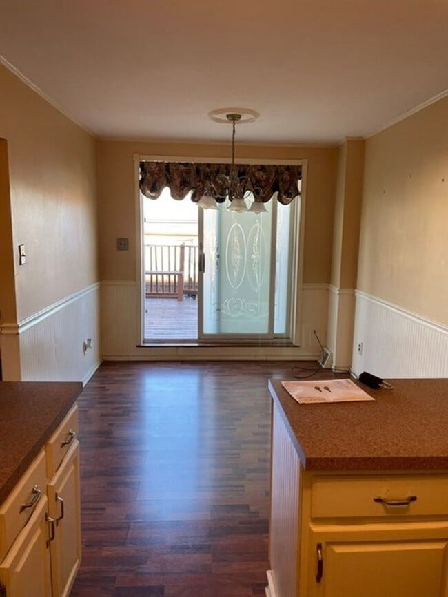 Building Photo - Stunning 6-Bedroom Home with Parking Spot and Large Yard! Available NOW!