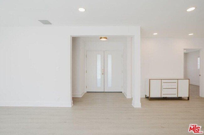 Building Photo - 9620 Woodale Ave