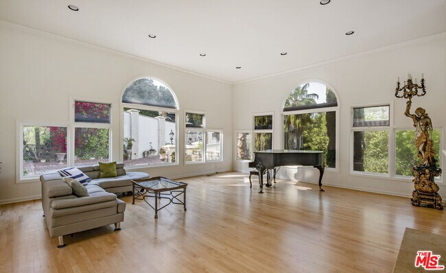 Building Photo - 3780 1/2 Multiview Dr