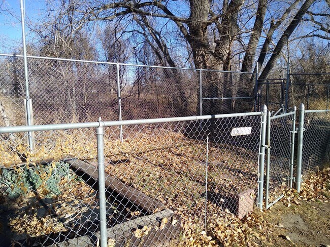 Building Photo - Virginia Village Home New Paint, Carpet, Blinds Backs up to Cherry Creek Trail